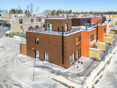 Helt nytt og moderne enderekkehus med god og usjenert beliggenhet, solrik takterrasse og fantastisk utsikt!