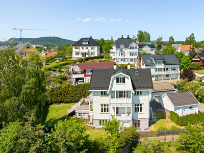 Herskapelig villa med skjermet beliggenhet i blindvei med utsikt og flotte solforhold - 2 stk hybel og dobbel garasje