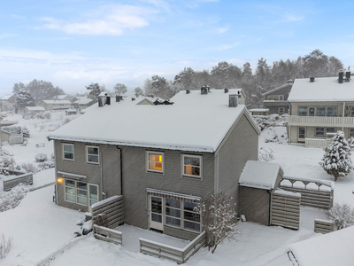 Kråkvika- Fin vertikaldelt bolig i barnevennlige omgivelser! Hage|Terrasse|Utsikt|Ettermiddagssol|3 soverom|2 Stuer