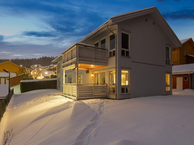 Lys leilighet i 1. etasje | Lekkert kjøkken | Egen flott terrasse med downlights, utsikt og gode solforhold |