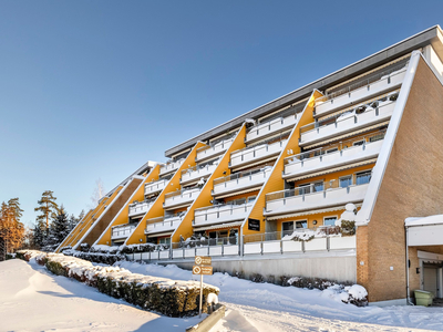 Lys, stor 2-roms selveier på 57 kvm med vestvendt, solrik terrasse på 21 kvm, trappefri adkomst, heis og garasjeplass.