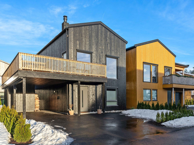 NYHET! VISNING 24/1 - Tiltalende og innholdsrik enebolig i kjede med carport og stor, solrik terrasse og uteplass.