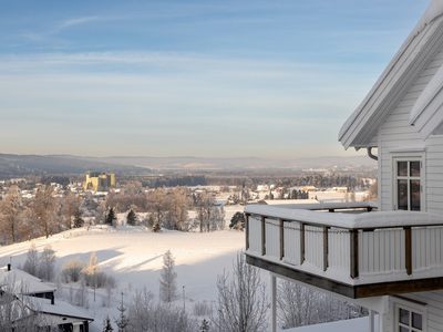 Pen 3-roms med fantastisk panoramautsikt, stor balkong, gode solforhold og peisovn. P-plass med mulighet for elbil-lader