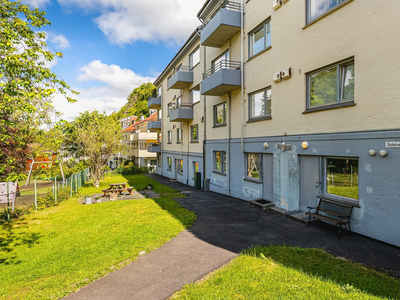 Pen, velholdt 3-roms leilighet på Landås. Busstopp rett ved. Kort vei til servicetilbud, dagligvare, studiesteder mm.