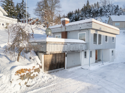 Rakkestad | Eldre funkisinspirert enebolig | Del av dobbel garasje | Sydvest-vendt solrik terrasse | Renoveringsobjekt