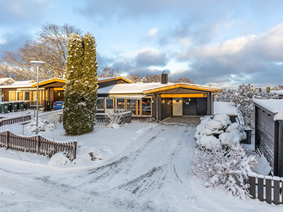 Halvpart på et plan i et attraktivt område | Markterrasse med gode solforhold | Parkering i carport | Sportsbod