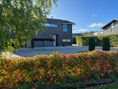 Stilfull og moderne tomannsbolig i barnevennlig område med stor terrasse, hage og god planløsning. Sjøutsikt. Carport.