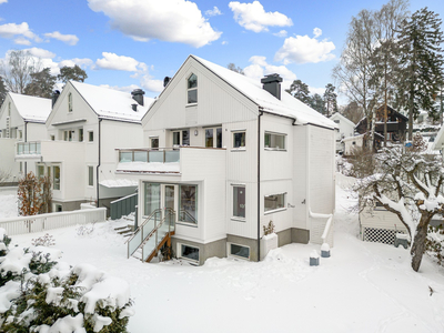 Strøken enebolig fra 2011 | Sjøutsikt | Solrikt | Flott hybel 14 000,- | Stille og sentralt | Dobbelgarasje