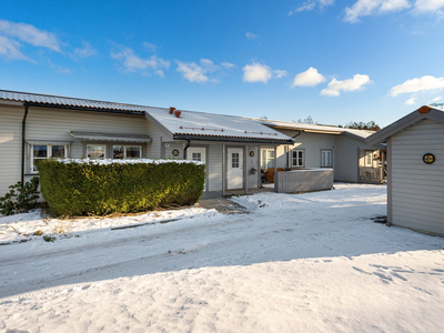 TØNSBERG - Innbydende og arealeffektiv leilighet med vestvendt terrasse. Sentral beliggenhet på Tolvsrød.