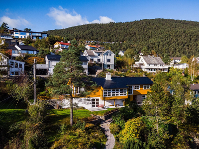 Velholdt enebolig med stor tomt, garasje og nydelig utsikt mot Nordåsen. Gode solforhold på eiendommen.