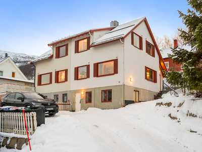 VISNING ONSDAG 24. ETTER AVTALE. Vertikaldelt bolig med nærhet til butikker, barneskole, alpinanlegg/lysløype MM.