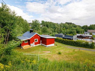 Enebolig i Vestliveien med et splitter nytt tak og terrasser, 3 soverom og kort vei til Hønefoss sentrum!