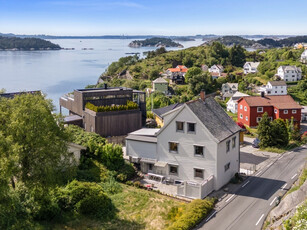 Flott innholdsrik enebolig på idylliske Follese. Sør og vestvendte uteplasser med gode solforhold og fin utsikt. Garasje