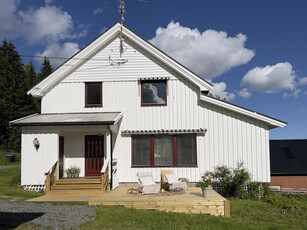 Landlig beliggende enebolig i Snertingdal - lyst og koselig - 3 soverom - terrasse - nærhet til turmuligheter.