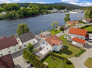 Sjarmerende enebolig i barnevennlig og historisk strøk - Modernisert - Romslig planløsning - Fin uteplass