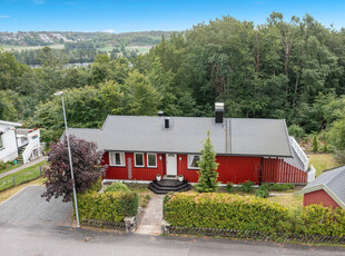 Skjermet enebolig i veletablert boligområde. To bad, tre soverom, vaskerom, garasje og terrasse. Oppgraderingsbehov.