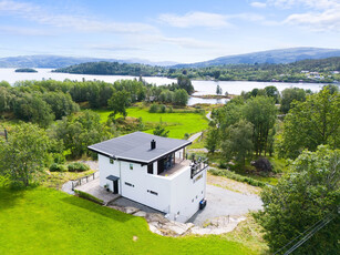 Nydelig funkisbolig med 4(5) soverom, takterrasse og dbl garasje. Båtplass . Sjøutsikt og gode solforhold.