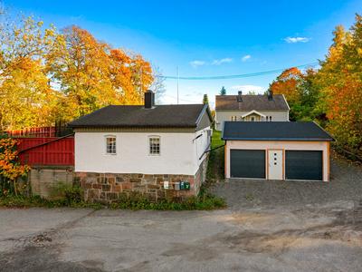 Arendal - Eydehavn: Sjønær enebolig med kårbolig og dobbel garasje, stor og romslig tomt, egen bryggeplass!