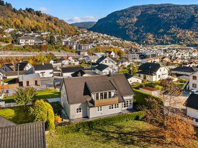 Ny pris! Attraktiv bustad med sentral og populær plassering. 4 soverom, 2 bad og gåavstand til alt