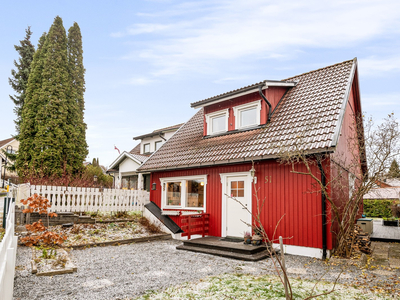 Attraktiv og familievennlig enebolig o/ 2 plan - Solrik terrasse og hage - Garasje med EL-lader - Lekkert kjøkken(2019)