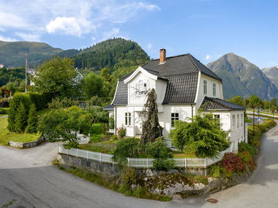 Balestrand - Sentrumsnær villa i jugendstil | Fjordutsikt | Garasje | Innhaldsrik | Stor hage | Potensiale