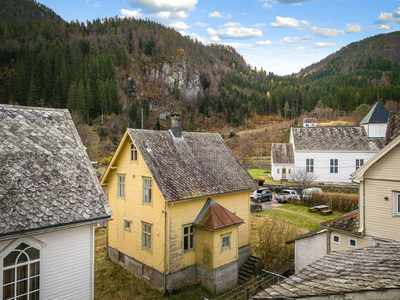 Bolighus oppført i 1926 med renoveringsbehov og fin plassering i Evanger sentrum.