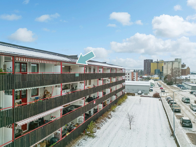 En fin 4-roms toppleilighet med god beliggenhet nær skole, barnehage og butikker. Heis i bygget.