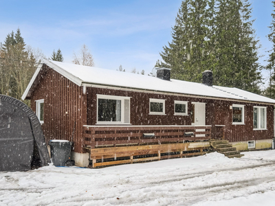 Enebolig i en etasje med kjeller. Usjenert beliggenhet i Hernes ca. 10 km fra Elverum sentrum