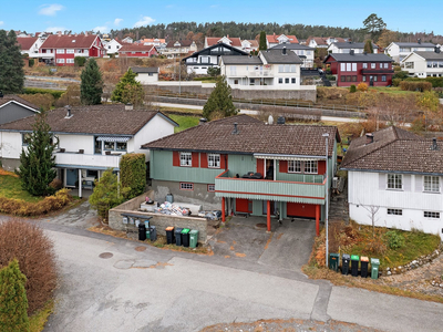 Enebolig med garasje i etablert boligområde. Flott utsikt til Eidangerfjorden!