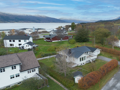 Familievennlig enebolig med garasje, flott tomt og sentral beliggenhet!