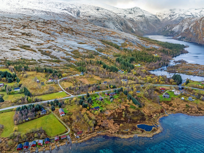 Flostrand: Innholdsrikt småbruk med stor tomt| Naturskjønne omgivelser | Fantastisk utsikt over fjorden