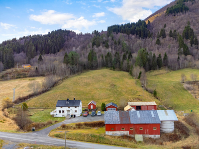 Gjemnes - Småbruk på ca. 371,5 dekar med velholdt bolighus i Skeisdalen