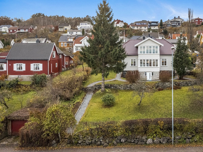 Herskapelig og sjarmerende villaeiendom med nydelig utsikt. Idyllisk tomt på 1.3 mål og anneks med mange muligheter!