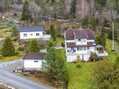 Idyllisk eiendom med praktfull utsikt over Mjøsa - Flott hage, garasje og anneks - egen båtplass. Kun 1 t fra Oslo.