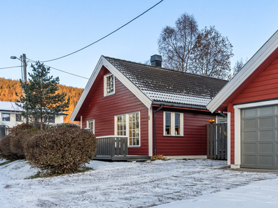 Innholdsrik enebolig med mye potensiale | Garasje | Frodig tomt med solrike uteplasser | Nærhet til skole og barnehager