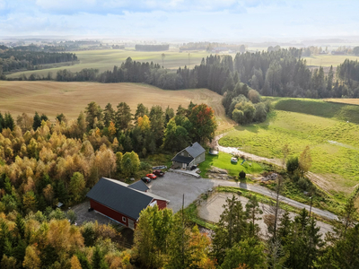 Koselig småbruk med sjarmerende hus, ca 12,7 mål tomt, låve med stall, paddock og beite | Ypperlig for heste-/dyrehold|