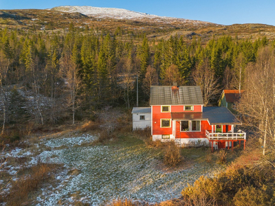 Landlig beliggende eiendom med tomt på ca 67 mål | Flott utsikt | 2 naust med brygge | Garasje og uthus