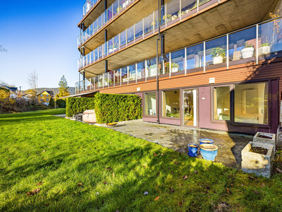 Moderne eierleilighet med stor usjenert uteplass, trappefri adkomst og garasjeplass. Gangavstand butikk, buss og Bybane.