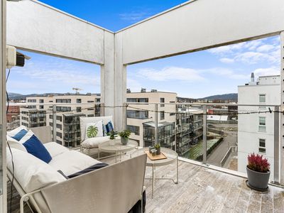 120 m2 4-roms penthouseleil+30 m2 terrasse, gode sol- og utsiktsforhold. Heis, 2 gar.pl, 2 bad. Fyring & varmt vann inkl