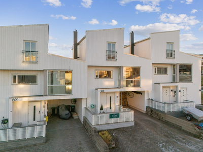 Pent rekkehus over tre plan med rolig og familievennlig beliggenhet | Flotte uteareal og sørvendt terrasse | Carport