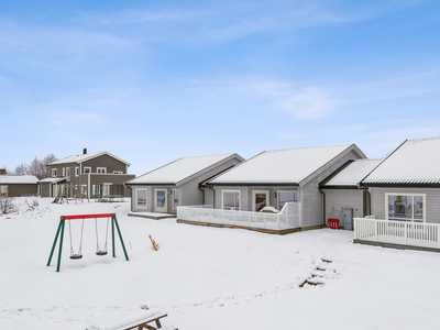 Rekkehus med alt på ett plan - lyst og innbydende - 2 soverom - carport - barnevennlig område.