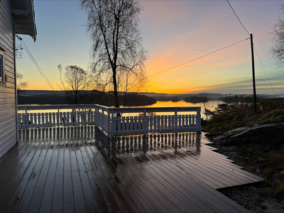 Sjarmerende enebolig med stor tomt | Gode sol,- og utsiktsforhold | Kort vei til skole og barnehage |