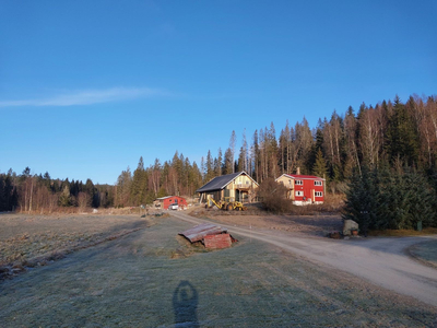 Småbruk med generasjonsbolig og isolert garasjebygning på 333kvm