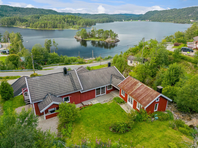 Stor enebolig med dobbel garasje og garasje/anneks med loft. Gode solforhold og flott utsikt. Visning 29.november