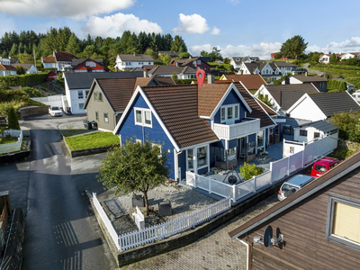 VISNING 22/11! Kopervik - Flott, innholdsrik enebolig med pent opparbeidet tomt - Carport/garasje - Barnevennlig beligge