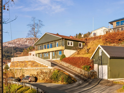 ØYSTESE | Nyoppusset enebolig på Gartveit med garasje og stor terrasse - Praktfull utsikt og solrikt!