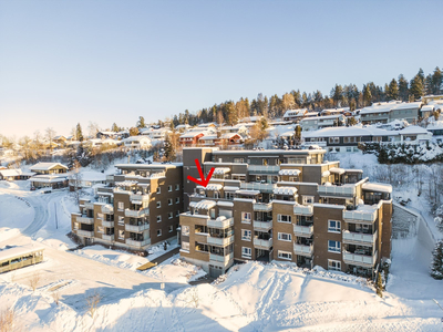 3-roms i 4. etasje med adskilt kjøkken og vaskerom. Vestvendt med lang kveldssol og nydelig utsikt.