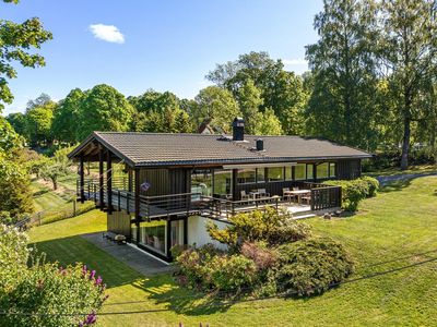 Attraktivt, barnevennlig beliggende og Innholdsrik enebolig med flotte uteplasser - Carport - 3/4 sov - 2 bad - Hybel