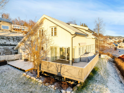 Bogen - Enebolig med garasje. Betydelig påkostet og flott enebolig over 3 plan. Utsikt til byen og fjorden. Utleiedel!