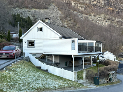 Ein sjeldan anledning - oppgradert einebustad på utsiktstomt. Dobbelgarasje, to hagestover, stor veranda mm.